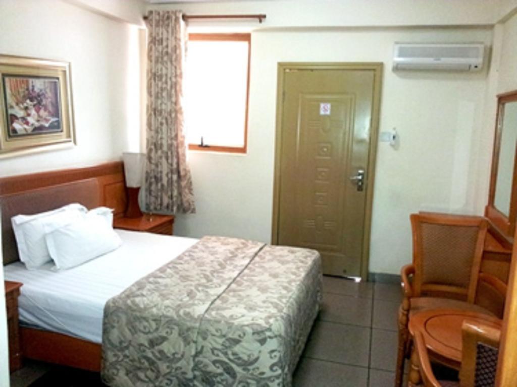 Sunset Hotel Кумаси Стая снимка